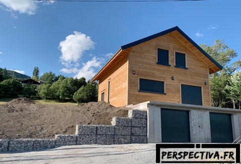 une maison en bois en autoconstruction